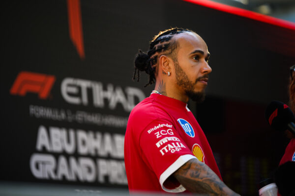 Hamilton vreest voor Hadjar: ‘Weten allemaal wat er gebeurt als coureurs naar Red Bull gaan’