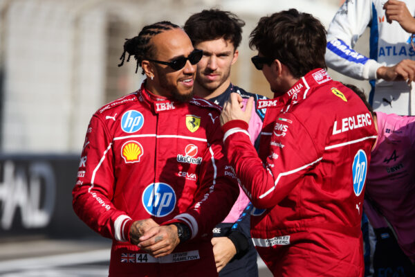 Leclerc heeft ‘geen advies’ voor Hamilton na eerste Ferrari-jaar: ‘Heeft al veel meer bereikt’