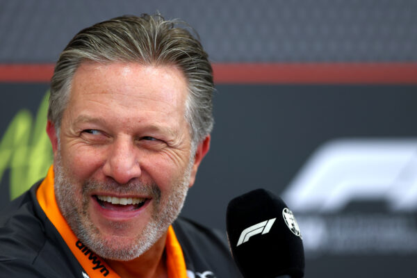 Brown geniet van titelgevecht met Verstappen: ‘Geweldig om tegen hem te racen’