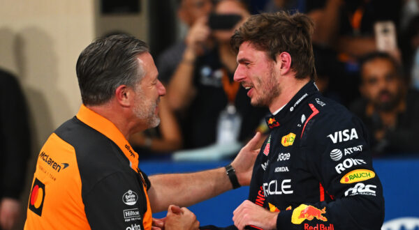 Zak Brown waakzaam voor ‘slimme’ Verstappen: ‘Hij heeft het weer geflikt’