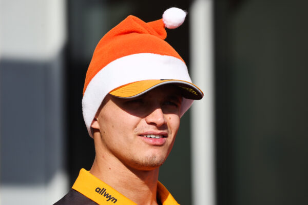 VIDEO | Een wandelstok voor Alonso en een kam voor Sainz: Coureurs geven elkaar kerstcadeaus