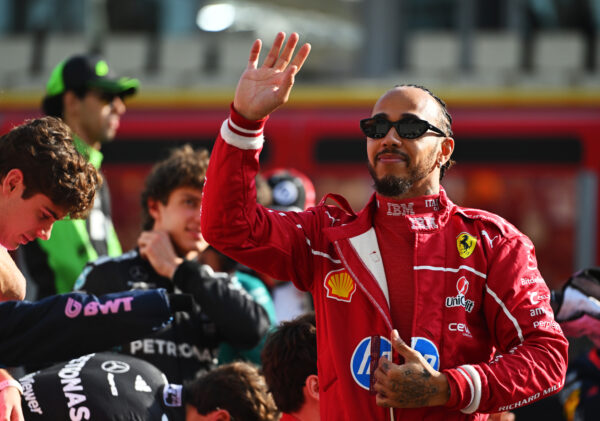 ‘Lewis Hamilton nog tot eind 2028 in dienst van Ferrari, contract bevat eenzijdige optie’