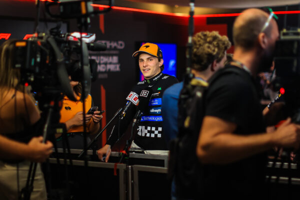 Piastri verzoent zich met derde plaats kampioenschap: ‘Het mocht niet zo zijn’