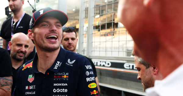 ‘Ontspannen Max Verstappen krijgt lachers op zijn hand’ | Abu Dhabi Update