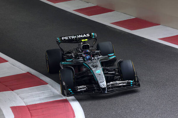 VIDEO: Botsing tussen Antonelli en Tsunoda in pitstraat Abu Dhabi