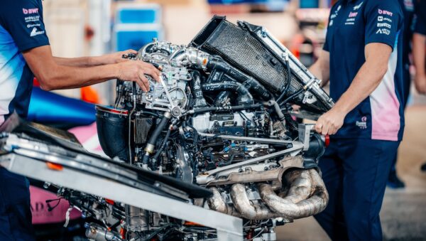 VIDEO | Mercedes-motor ontwaakt, Alpine geeft nieuwe krachtbron de sporen