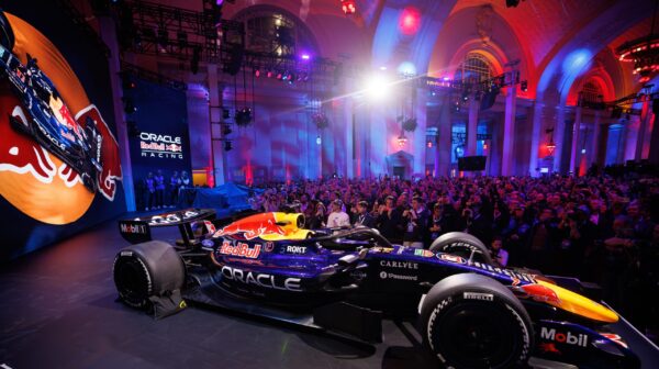 Blik achter de schermen bij teampresentatie Red Bull: ‘Wil iemand mijn achterste zien?’