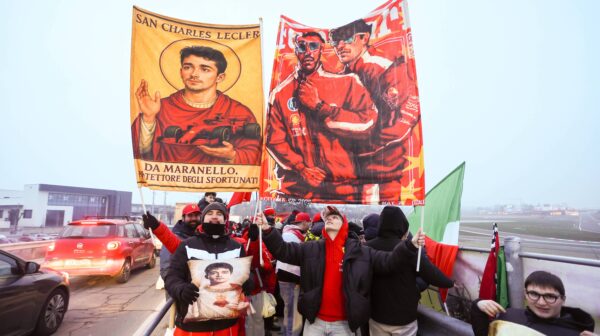 Tifosi verzamelen zich in Maranello voor eerste glimp van nieuwe Ferrari