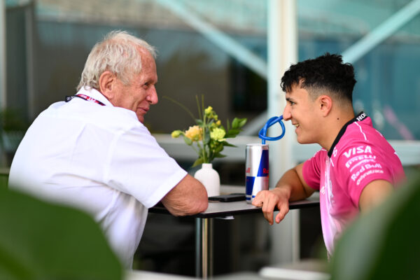 Isack Hadjar rende in de stromende regen naar Marko: ‘Later begreep ik het, zo werkt het’
