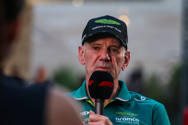 Alonso onthult: ‘Iedereen bij Aston Martin kijkt alleen maar naar Newey’