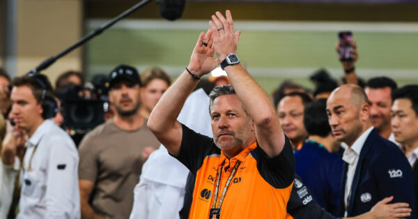 Zak Brown staat stil bij kampioensjaar: ‘Piastri en Norris dreven elkaar tot het uiterste’