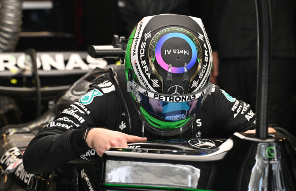 VIDEO | Antonelli krijgt stoeltje voor 2026 aangemeten: ‘Wel wat kleiner dan de vorige auto’