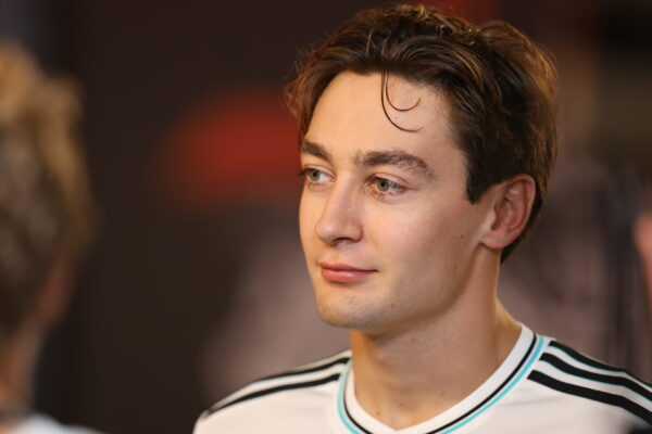 Russell durft voor 2026 geld nog niet op Mercedes in te zetten: ‘Ik zou gek zijn’