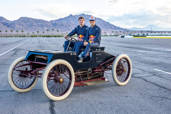 VIDEO | Verstappen neemt het op tegen Lindblad in historische Ford-auto’s