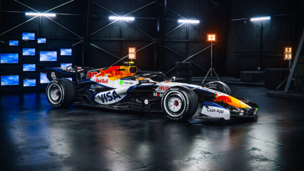 Racing Bulls onthult witte livery tijdens ‘surrealistische’ lancering in Detroit