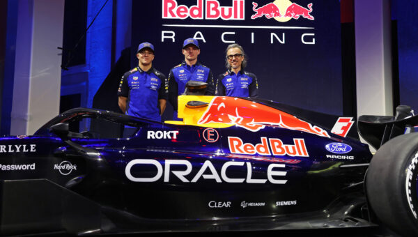 Max Verstappen keurt nieuwe Red Bull-livery goed: ‘Ziet er veel beter uit’