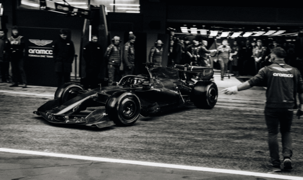 Barcelona F1-test | Mercedes rijdt snelste tijd, Aston Martin debuteert AMR26 in laatste uur