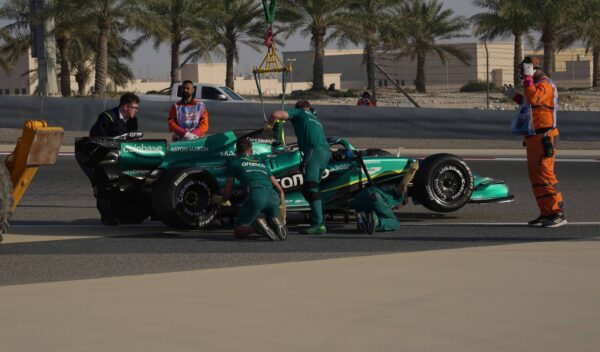 F1-tests Bahrein | Honda deelt statement na motorproblemen, Aston Martin vast in de garage