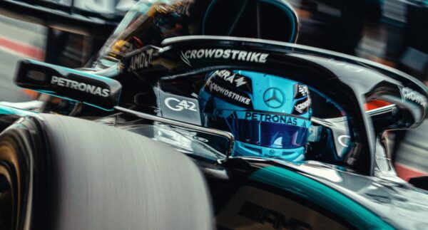 Russell neemt twijfels weg over nieuw reglement: ‘Voelt gewoon als F1’