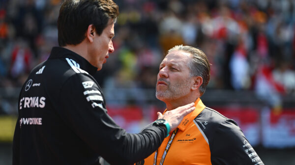 Brundle voorziet felle strijd tussen Mercedes en McLaren: ‘Kan heftig worden’