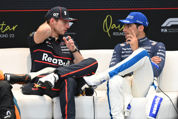 Sainz vraagt coureurs 2026-regels een kans te geven: ‘Anders ga ik samen met Max naar de FIA’