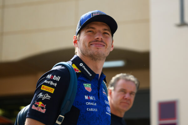 Verstappen verdenkt Mercedes van ‘sandbagging’: ‘Wacht maar tot Melbourne’