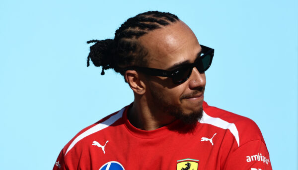 Jenson Button verhoogt druk op Lewis Hamilton: ‘Moet dit jaar gebeuren’