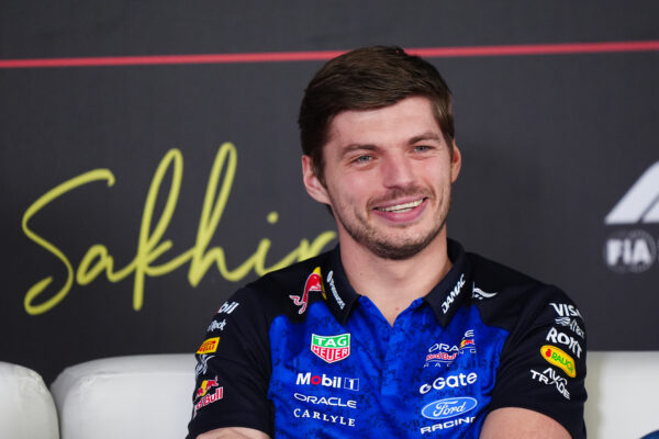 Verstappen komt met suggestie aan de FIA: ‘Schaf de batterij juist af’