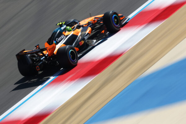 F1-tests Bahrein | Ferrari verliest kostbare testtijd, Norris scherpt tijd Russell aan