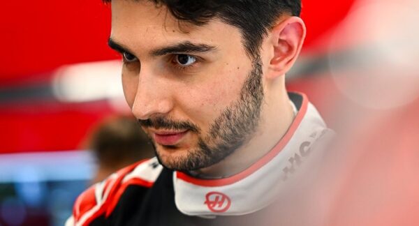 Ocon nuanceert kritiek op nieuw F1-reglement: ‘Gas loslaten is gewoon sneller’