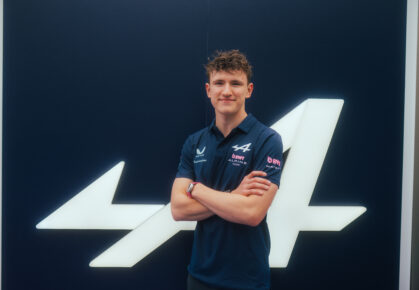 Alex Dunne rijdt voor de Alpine Academy