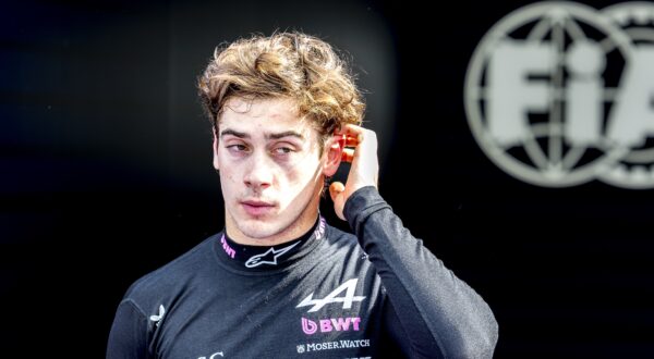 VIDEO | Franco Colapinto weet horrorcrash nipt te voorkomen: ‘Veel geluk gehad’