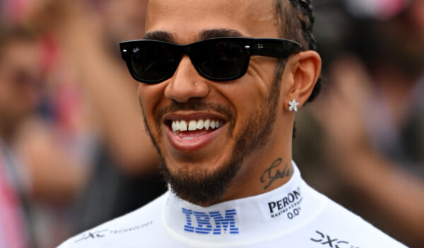 Lewis Hamilton verheugd over nieuw F1-reglement na GP Australië: ‘Enorm genoten’