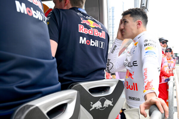 Hadjar baalt van uitvalbeurt tijdens Red Bull-debuut: ‘Hadden met Lewis kunnen strijden’