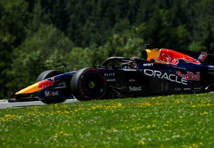 Max Verstappen in actie tijdens de tweede vrije training in Oostenrijk