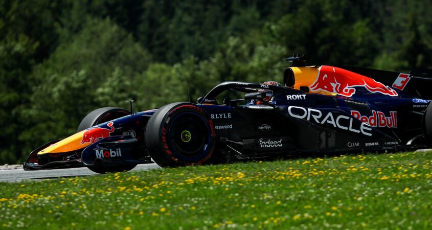 Max Verstappen in actie tijdens de tweede vrije training in Oostenrijk