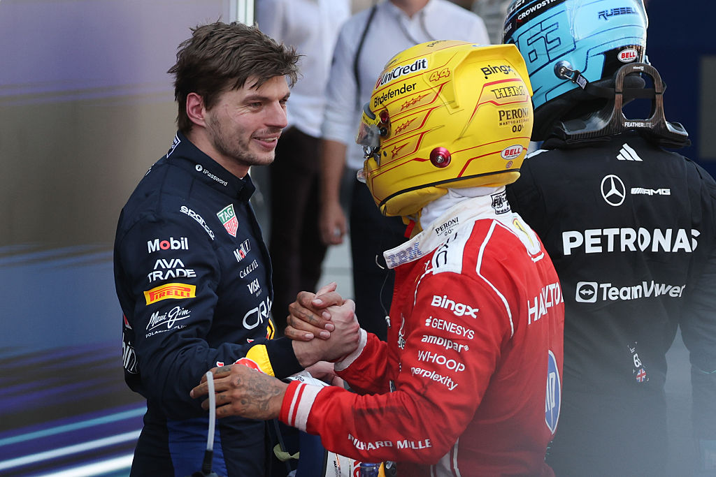 Max Verstappen feliciteert Lewis Hamilton na de Grand Prix in Barcelona