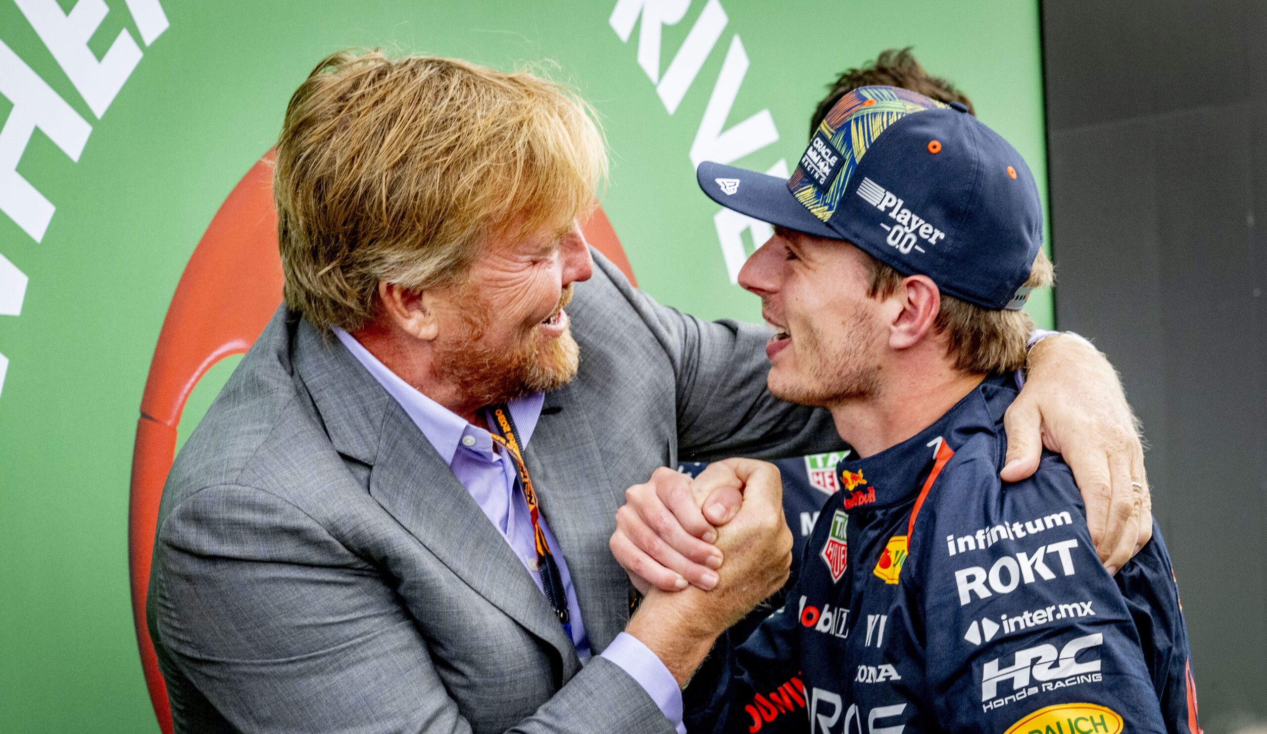 Koning Willem-Alexander reikt winnaarsbokaal uit tijdens laatste Dutch GP op Zandvoort